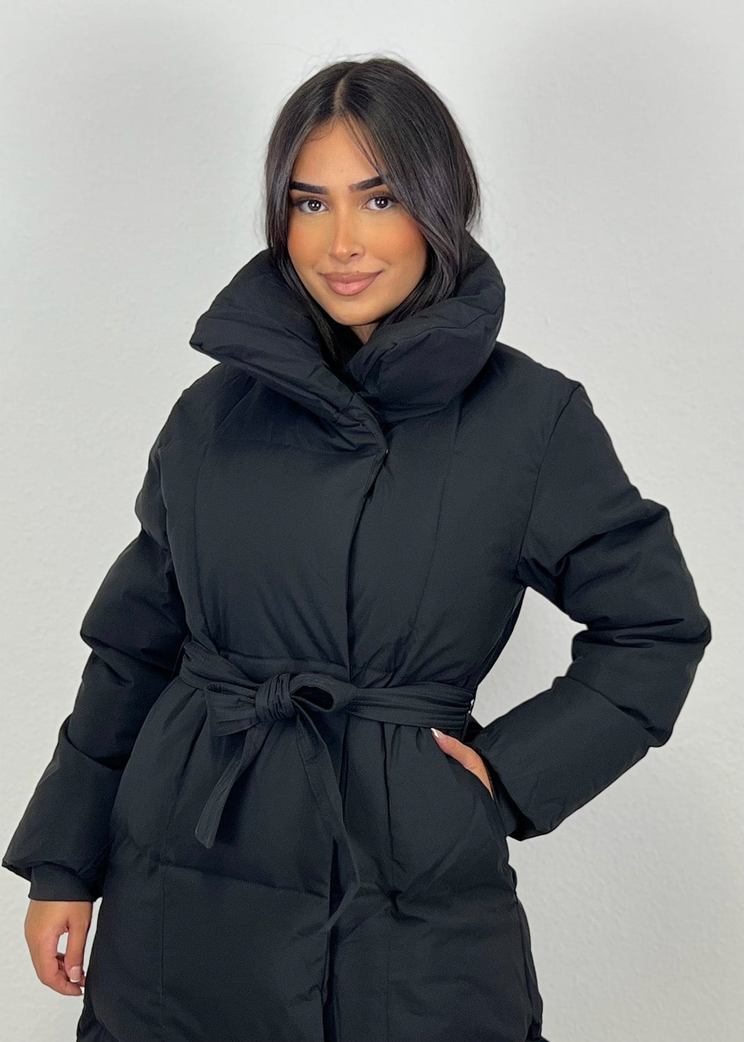 Lange Winterjacke mit Gürtel