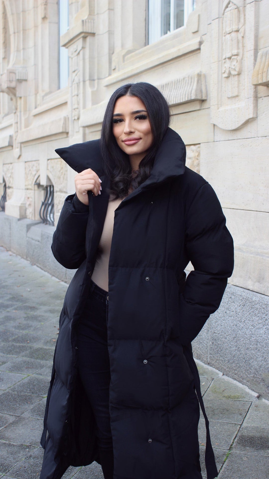 Lange Winterjacke mit Gürtel