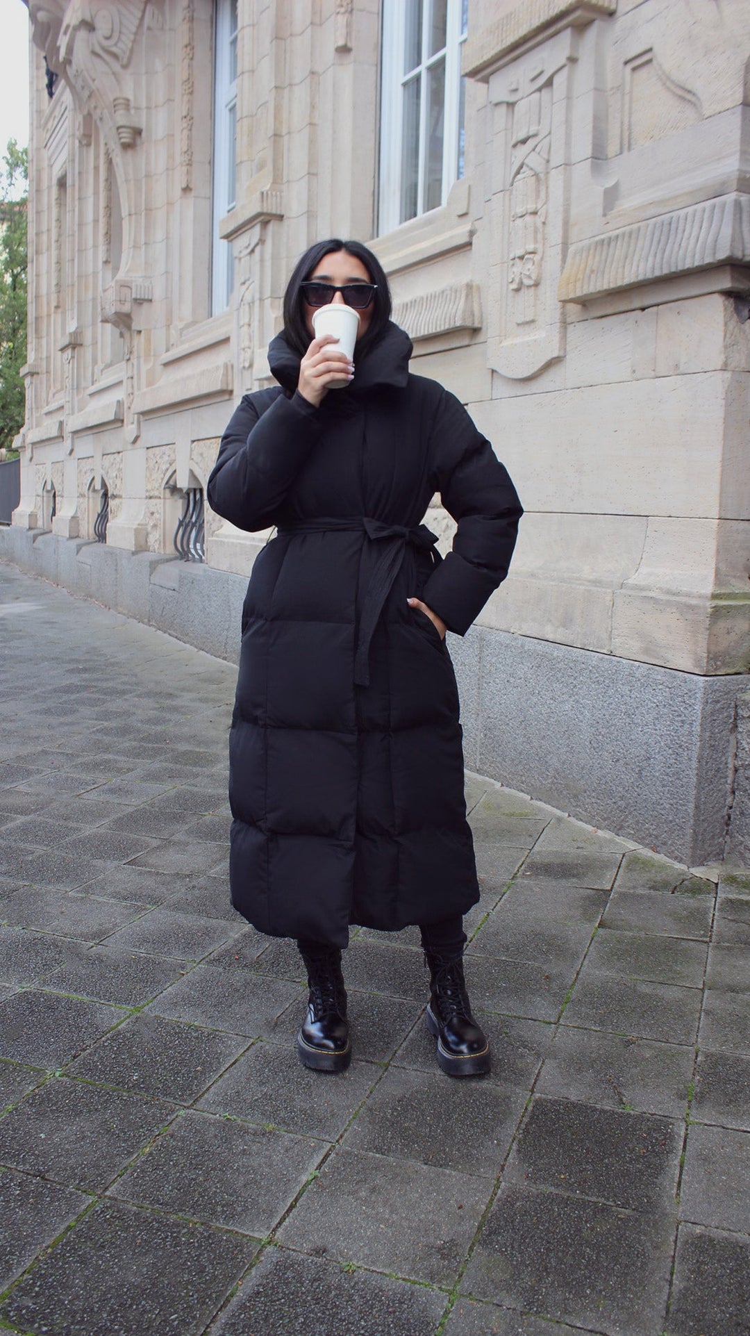 Lange Winterjacke mit Gürtel