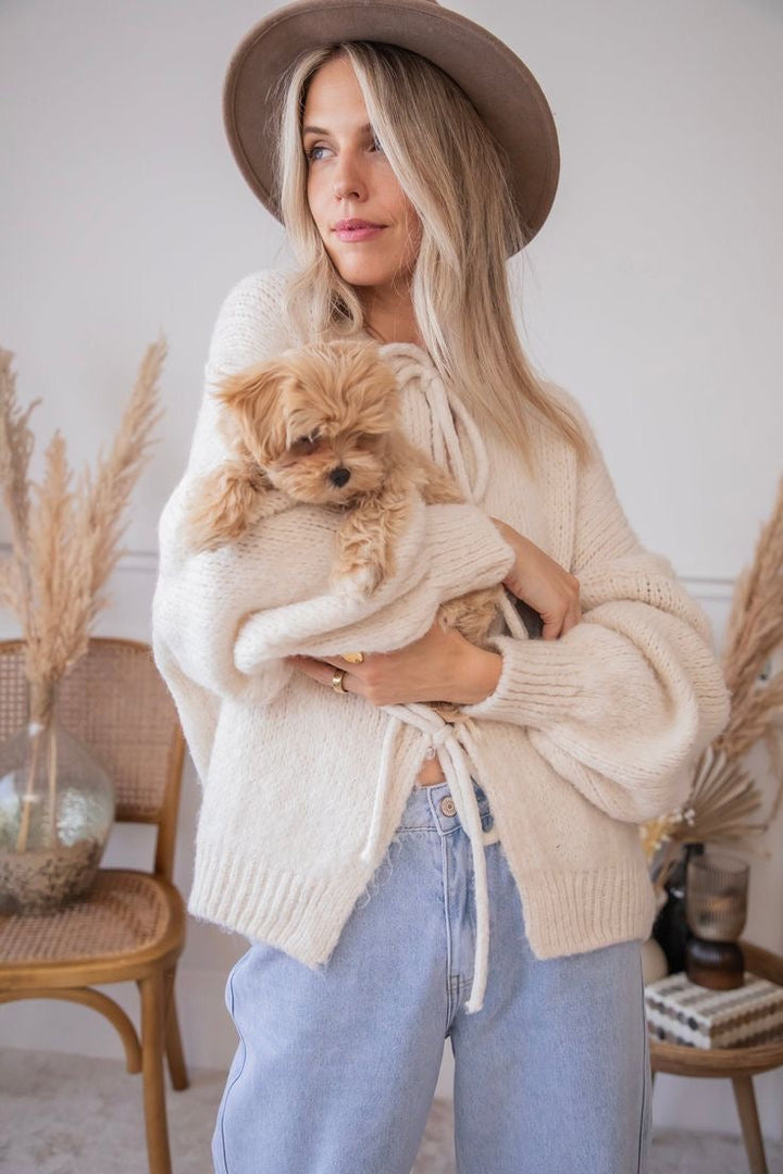 Aphrodite | Strickweste mit Schleifen - Feminine Eleganz & Weichheit