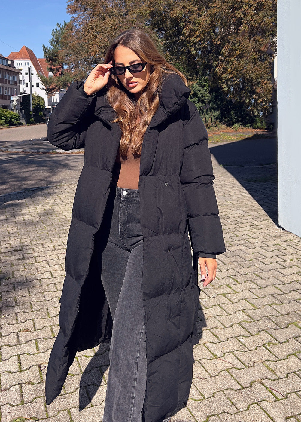 Lange Winterjacke mit Gürtel