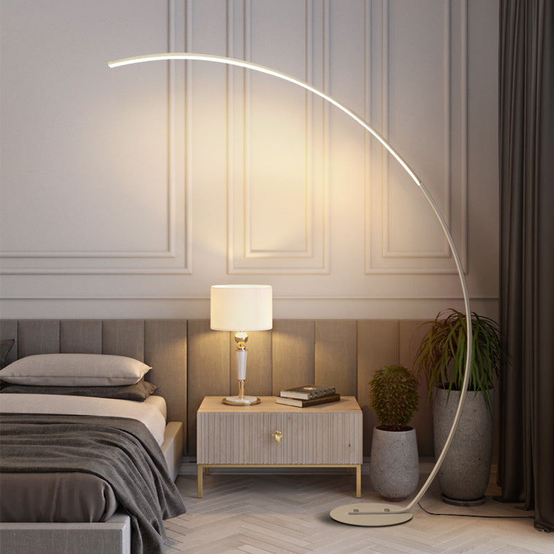 Quira - Moderne LED-Stehleuchte in mattem Schwarz mit warmem Licht und Energieeffizienz