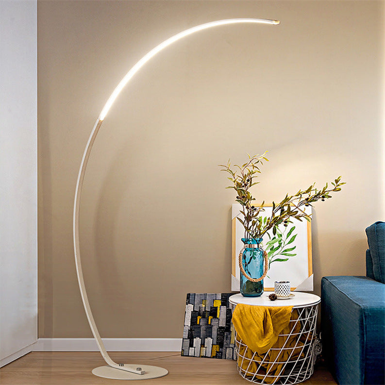 Quira - Moderne LED-Stehleuchte in mattem Schwarz mit warmem Licht und Energieeffizienz
