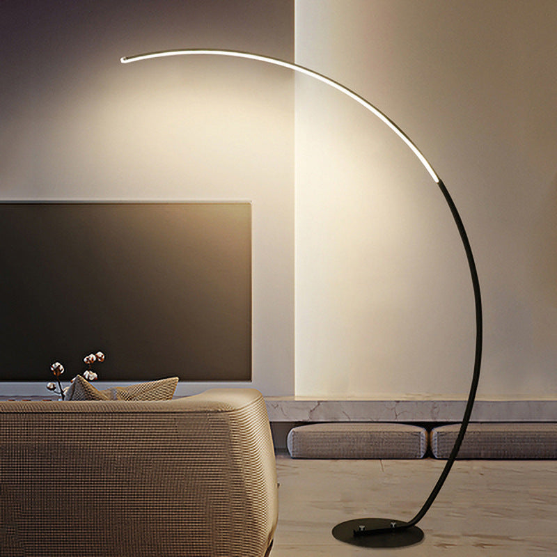 Quira - Moderne LED-Stehleuchte in mattem Schwarz mit warmem Licht und Energieeffizienz