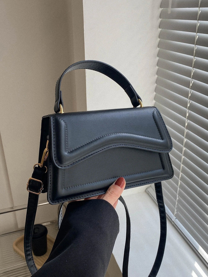 Bolso de hombro Melissa de piel sintética para mujer | Bolso bandolera compacto con solapa festoneada