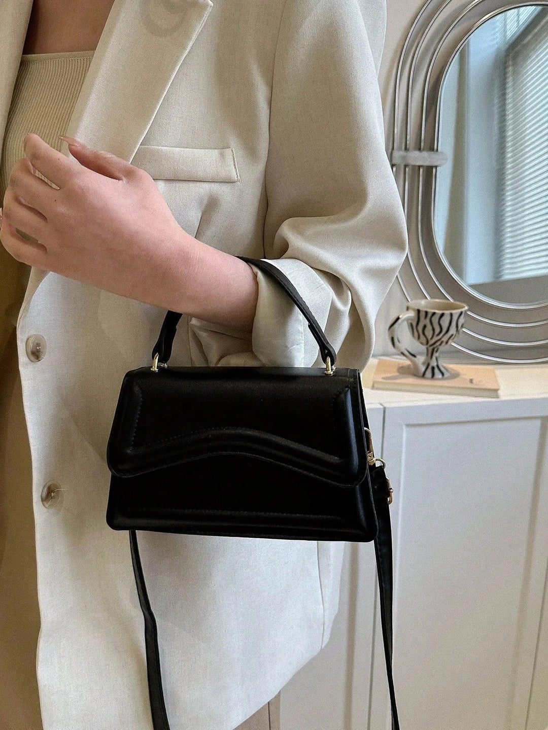 Bolso de hombro Melissa de piel sintética para mujer | Bolso bandolera compacto con solapa festoneada