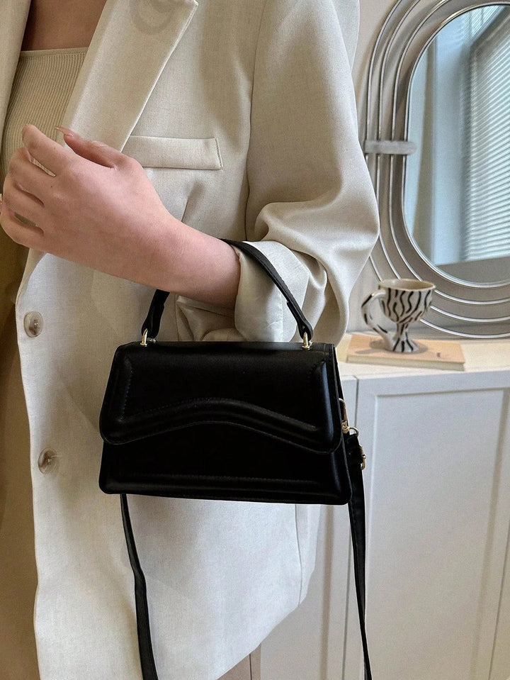 Bolso de hombro Melissa de piel sintética para mujer | Bolso bandolera compacto con solapa festoneada