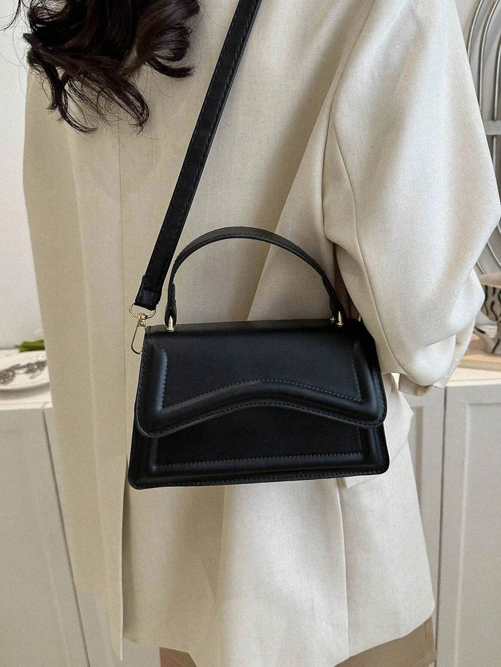 Bolso de hombro Melissa de piel sintética para mujer | Bolso bandolera compacto con solapa festoneada