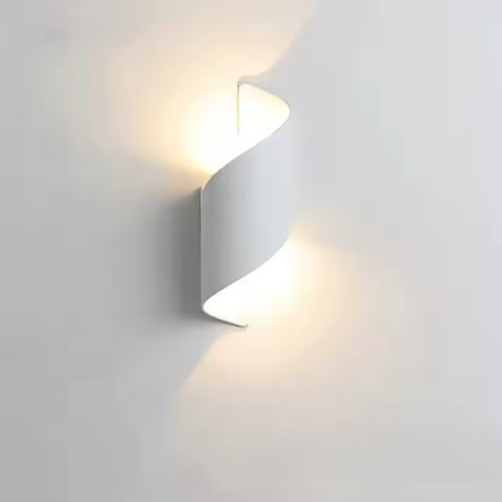 Moderne schwarze Wandleuchte mit organischem Design und skulpturalem Licht