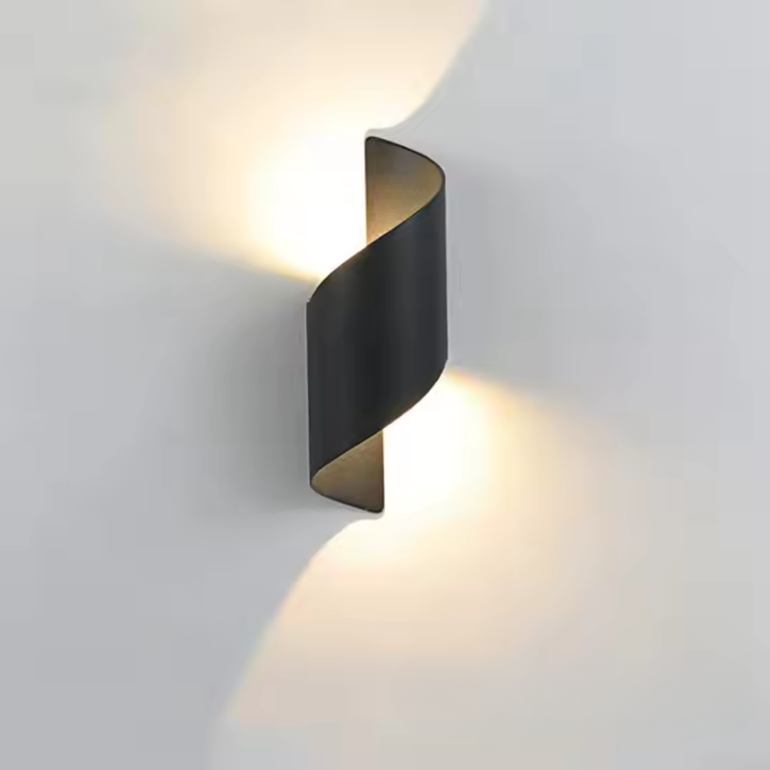 Moderne schwarze Wandleuchte mit organischem Design und skulpturalem Licht