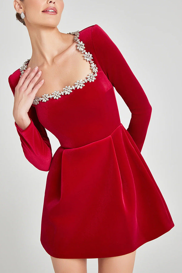 Sienna Mini Elegantes Samtkleid | Blumiger Ausschnitt & Lange Ärmel