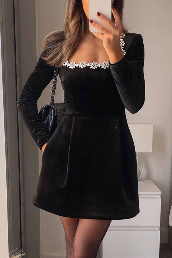 Sienna Mini Elegantes Samtkleid | Blumiger Ausschnitt & Lange Ärmel