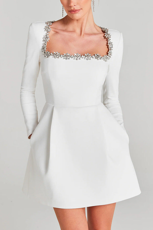 Sienna Mini Elegantes Samtkleid | Blumiger Ausschnitt & Lange Ärmel