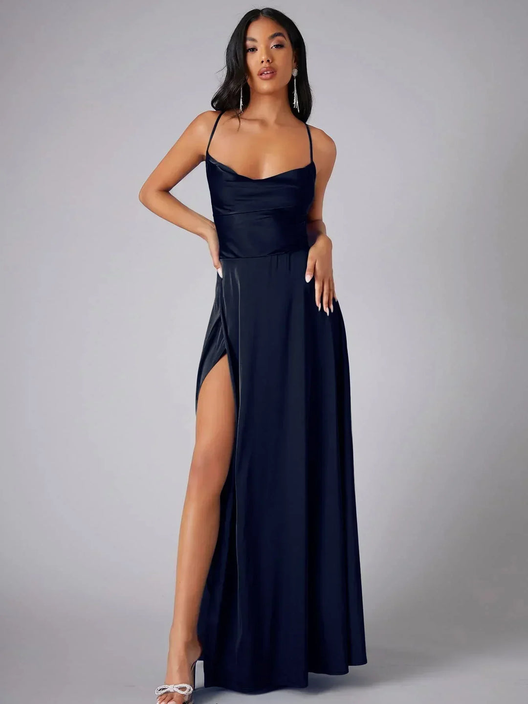 Alvaree | Satin Abendkleid mit hohem Schlitz und offenem Rücken