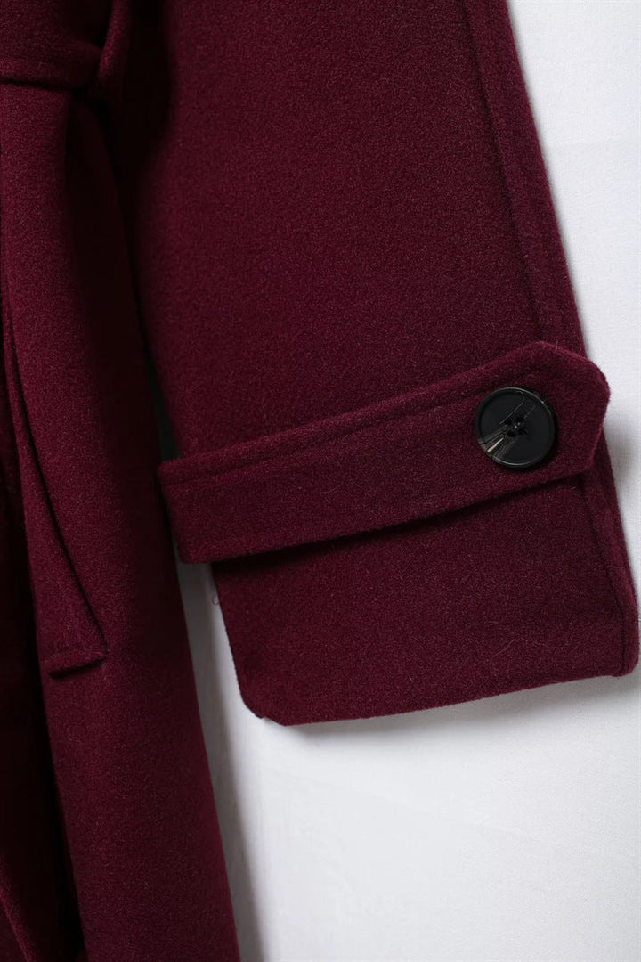 Romelie Wintermantel – Eleganz und Wärme in Stilvollem Burgundy