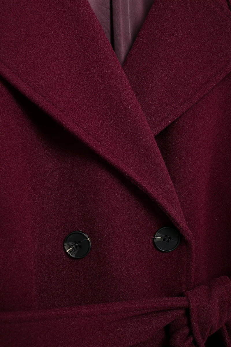 Romelie Wintermantel – Eleganz und Wärme in Stilvollem Burgundy