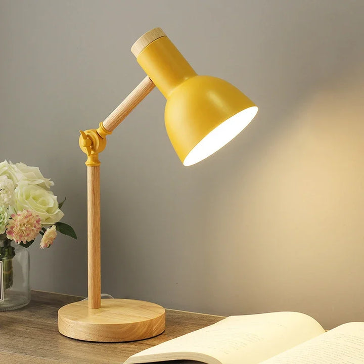 Verstellbare nordische Tischlampe aus Holz mit farbigem Lampenschirm