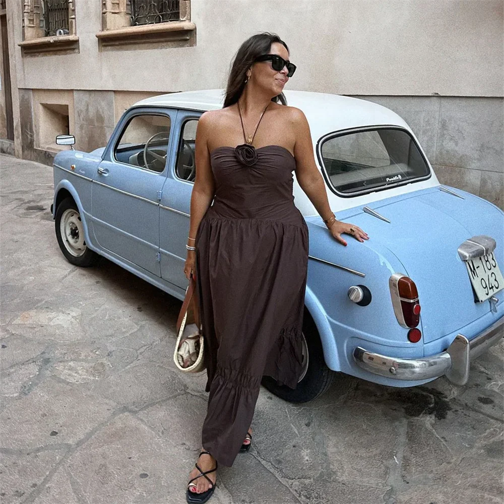Veloria | Langes evasiertes Sommerkleid mit Halfterkragen & Blumendetail