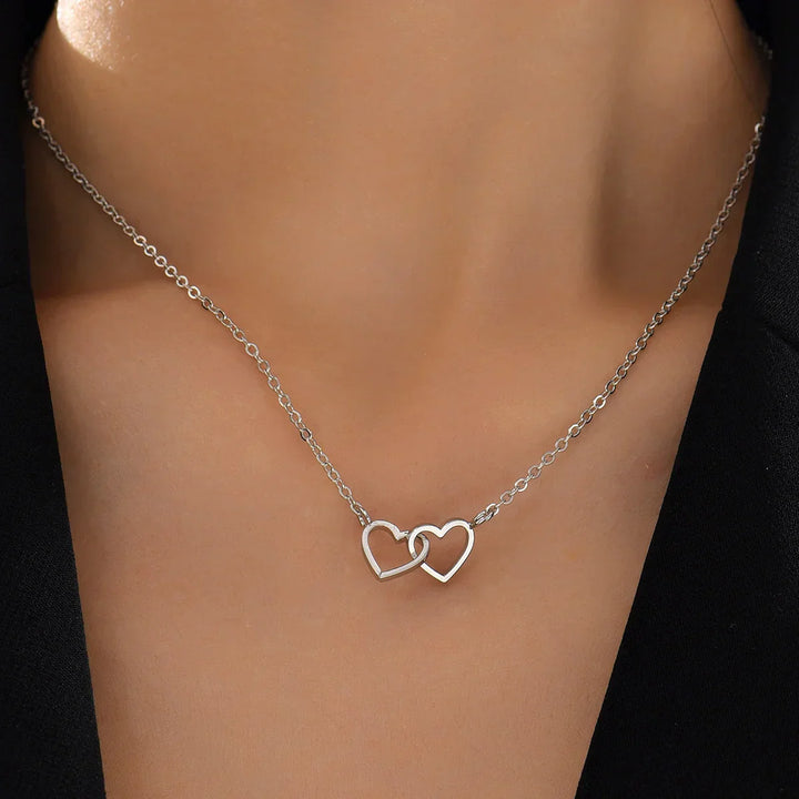 Collar Nilda con colgante de doble corazón | Joyas románticas para mujer con significado
