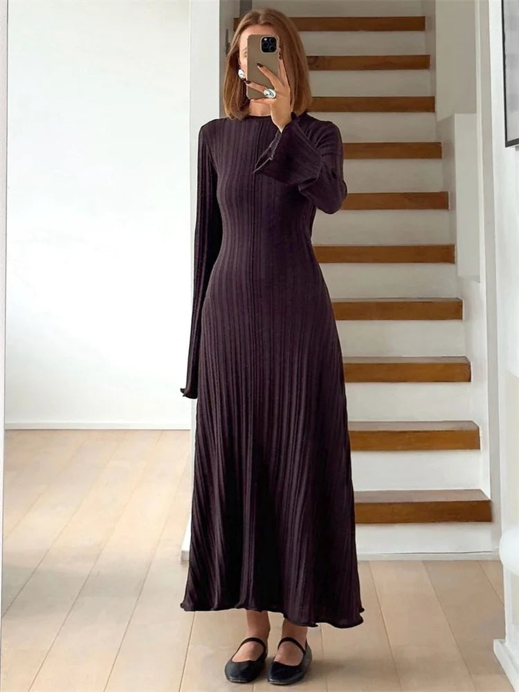 Isabelle Minimalistisches Maxikleid mit hohem Kragen & ausgestellten Ärmeln | Eleganz & Bequemlichkeit