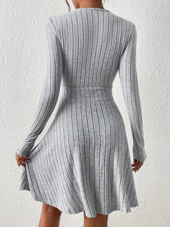 Amandine Schickes Strickkleid | V-Ausschnitt & Lange Ärmel