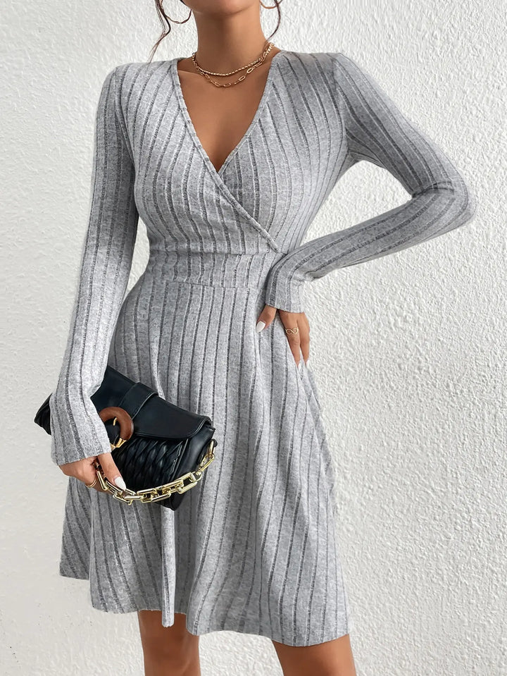 Amandine Schickes Strickkleid | V-Ausschnitt & Lange Ärmel