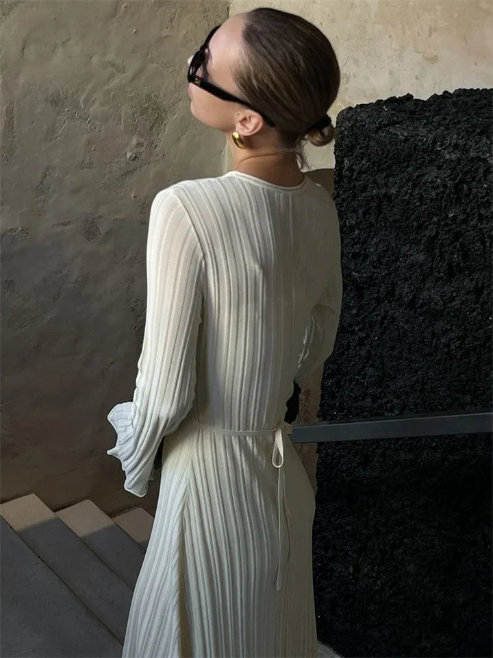 Isabelle Minimalistisches Maxikleid mit hohem Kragen & ausgestellten Ärmeln | Eleganz & Bequemlichkeit