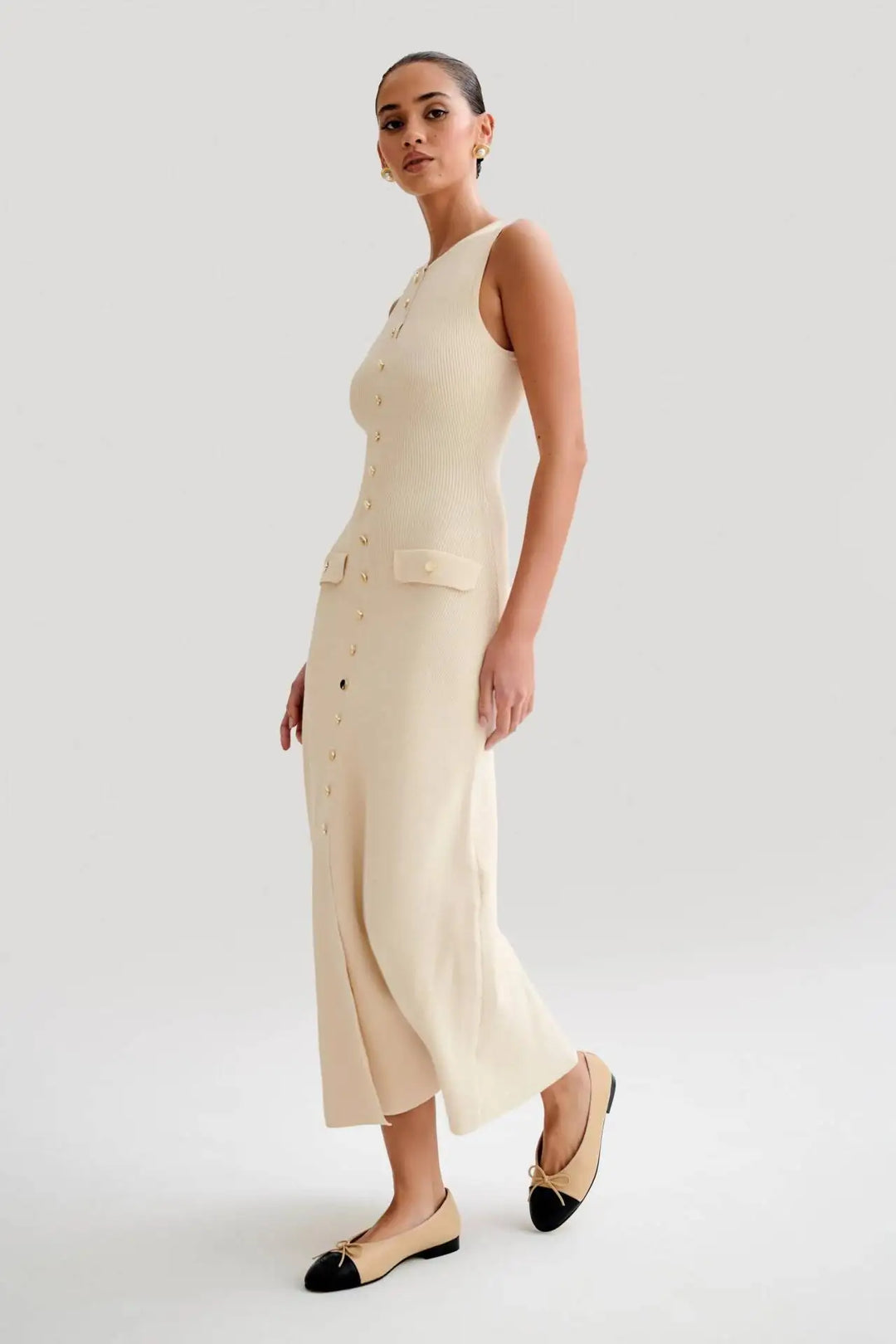 Élodie | Langes Strickkleid mit goldenen Knöpfen und eleganten Taschen
