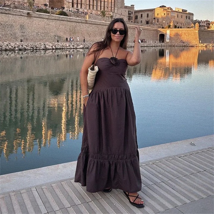 Veloria | Langes evasiertes Sommerkleid mit Halfterkragen & Blumendetail