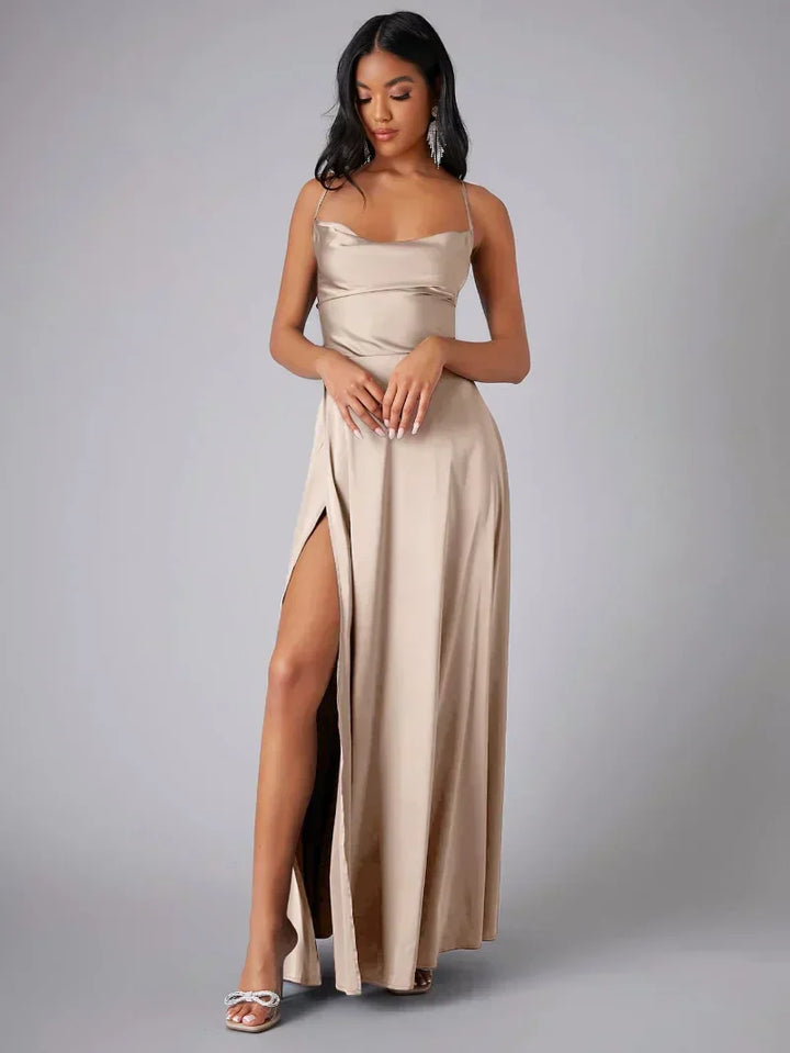 Alvaree | Satin Abendkleid mit hohem Schlitz und offenem Rücken