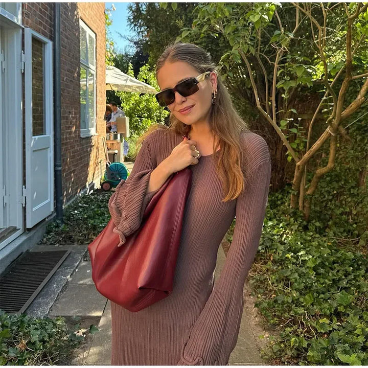 Lena Elegantes Maxikleid aus Strick | Offener Rücken & Subtile Rüschen