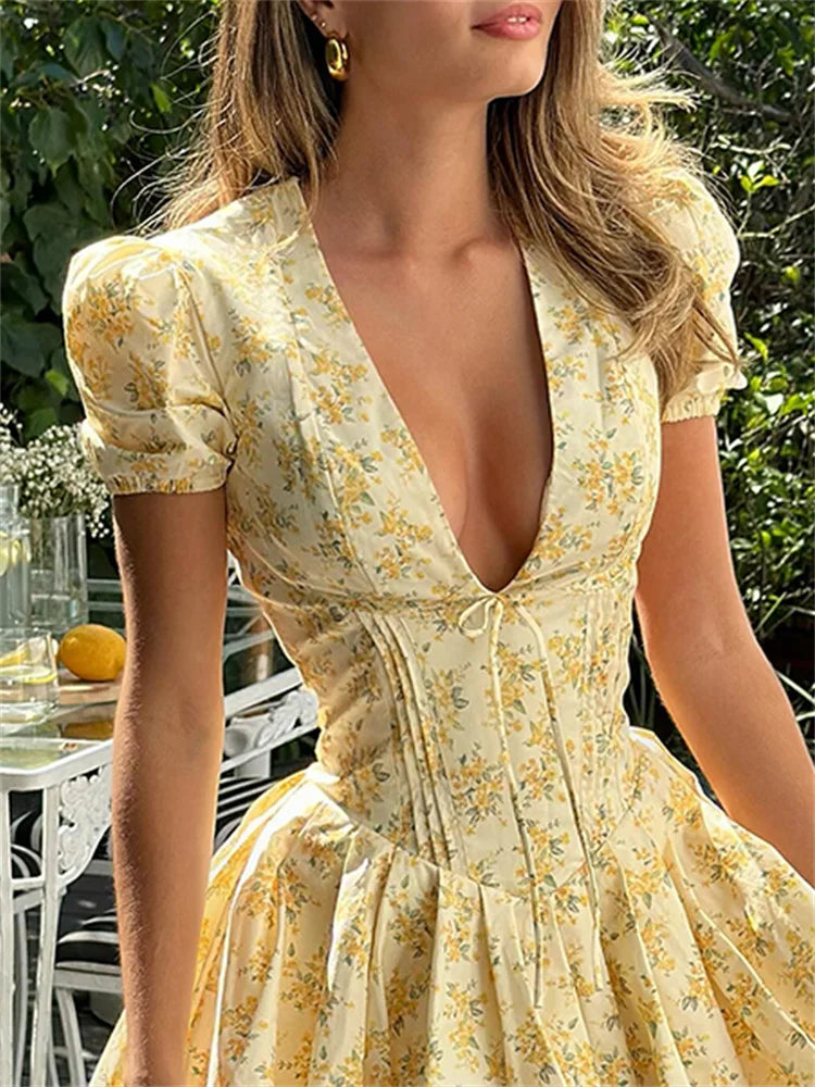 Romy Sommerkleid für Damen | Kurzes Blumenkleid mit Puffärmeln & Rückenausschnitt mit Schleife