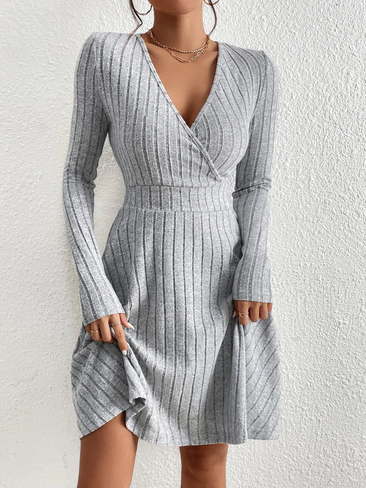 Amandine Schickes Strickkleid | V-Ausschnitt & Lange Ärmel