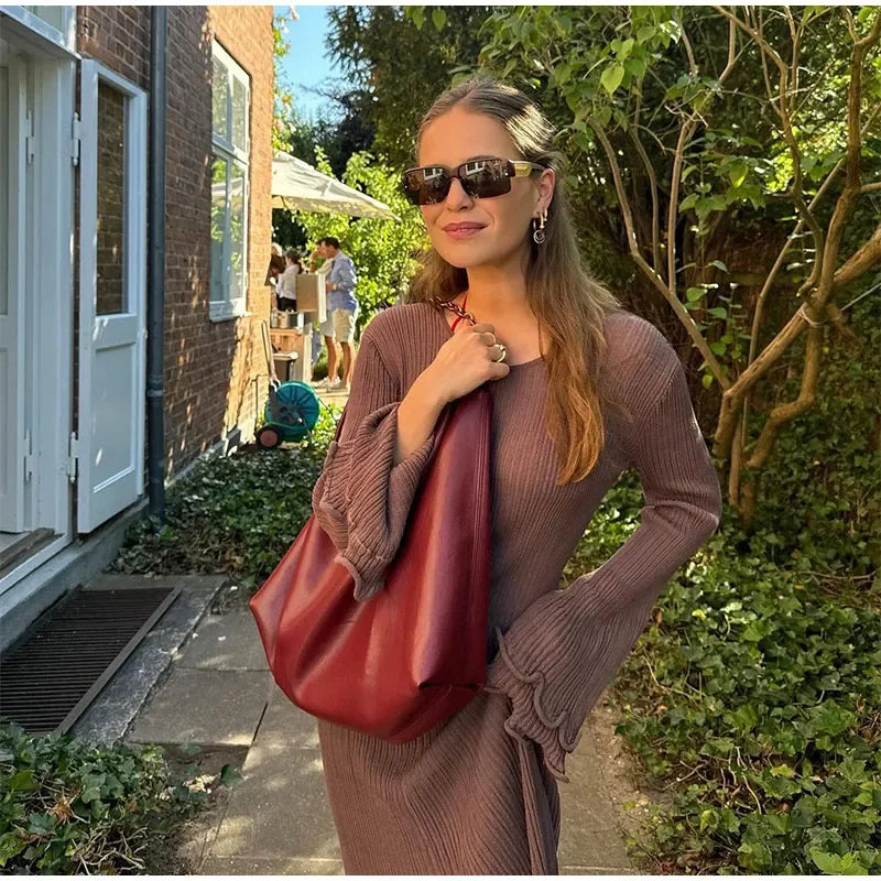 Lena Elegantes Maxikleid aus Strick | Offener Rücken & Subtile Rüschen