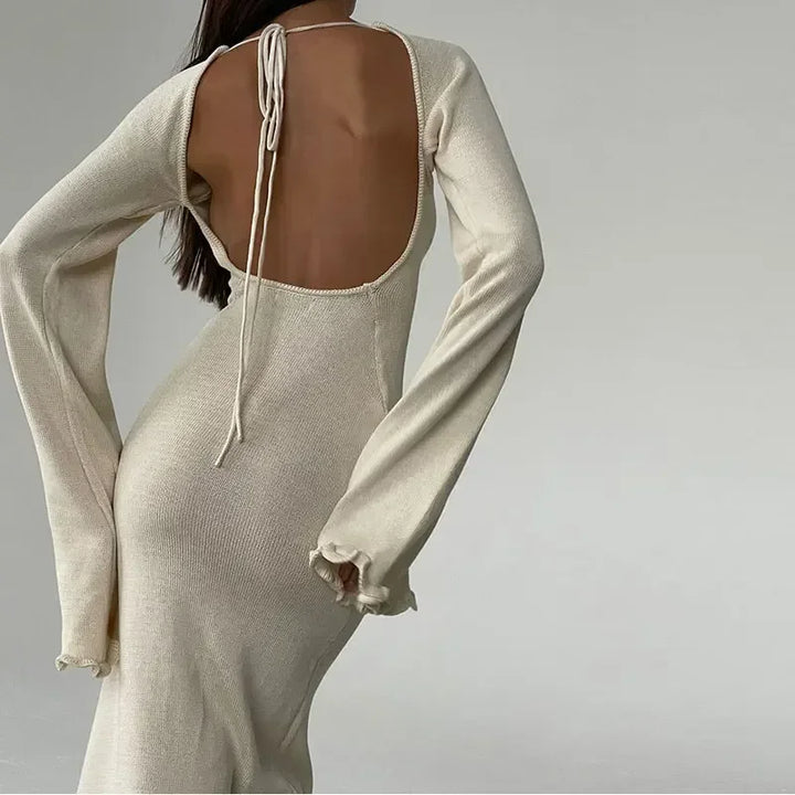 Lena Elegantes Maxikleid aus Strick | Offener Rücken & Subtile Rüschen