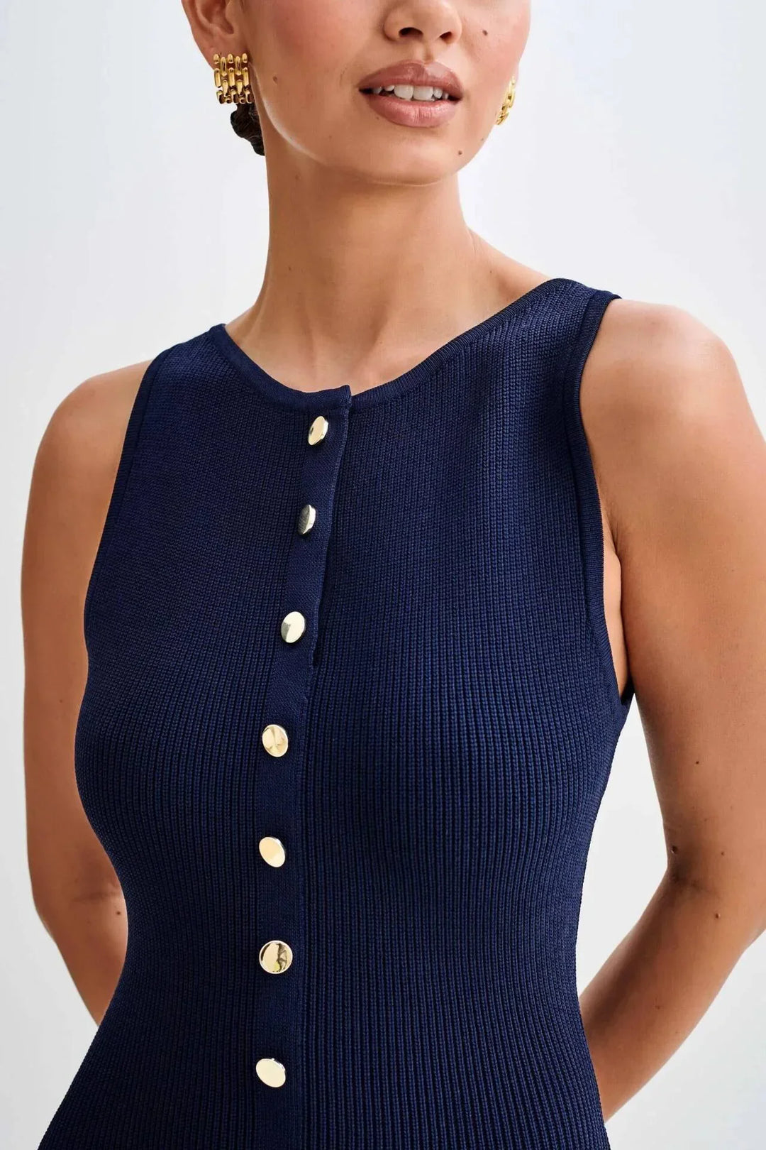 Élodie | Langes Strickkleid mit goldenen Knöpfen und eleganten Taschen