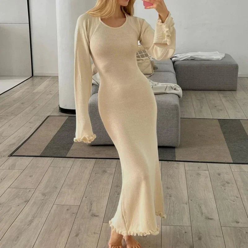 Lena Elegantes Maxikleid aus Strick | Offener Rücken & Subtile Rüschen