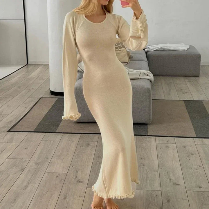 Lena Elegantes Maxikleid aus Strick | Offener Rücken & Subtile Rüschen