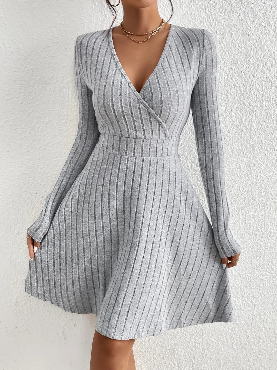 Amandine Schickes Strickkleid | V-Ausschnitt & Lange Ärmel