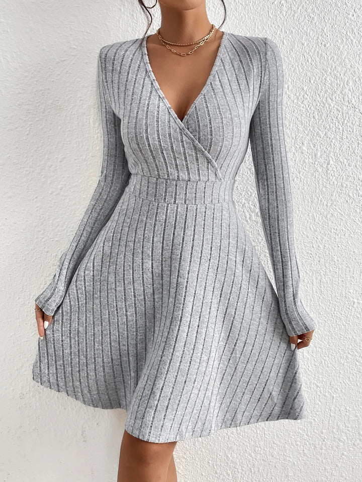 Amandine Schickes Strickkleid | V-Ausschnitt & Lange Ärmel