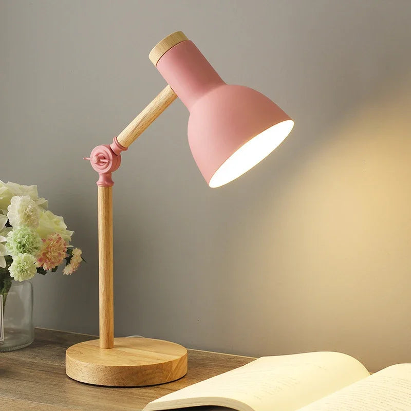 Verstellbare nordische Tischlampe aus Holz mit farbigem Lampenschirm
