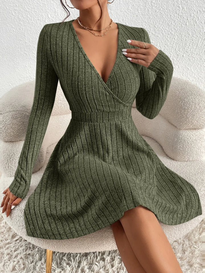 Amandine Schickes Strickkleid | V-Ausschnitt & Lange Ärmel