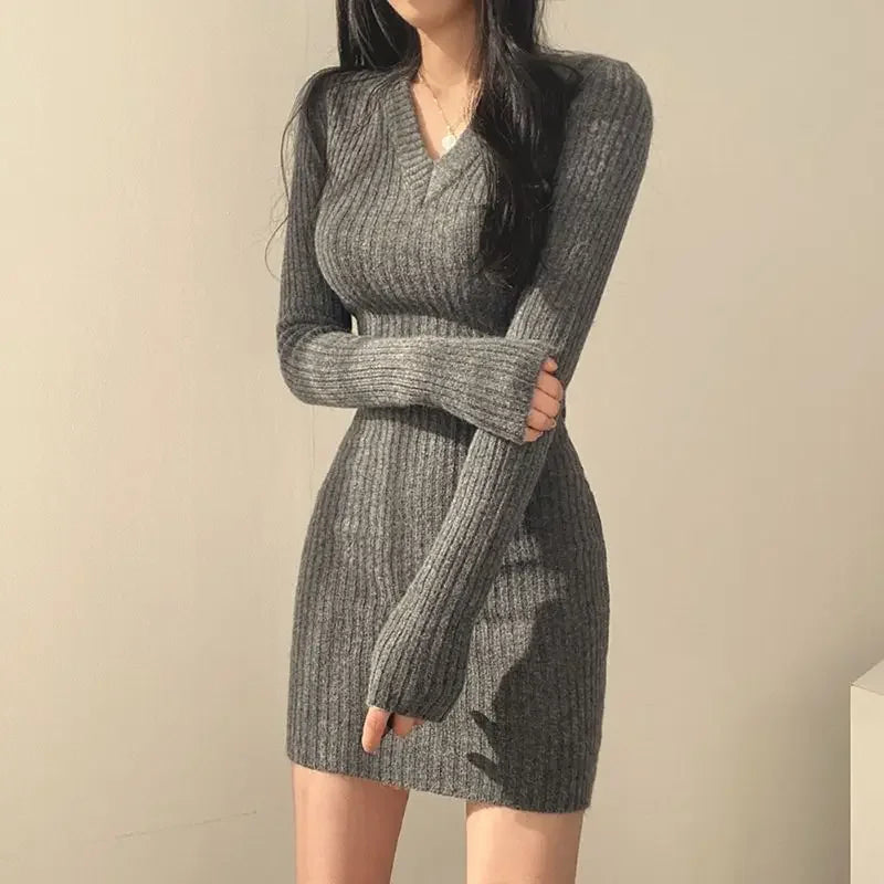 Julia | Elegantes Mini Kleid aus Rippstrick | V-Ausschnitt & Lange Ärmel