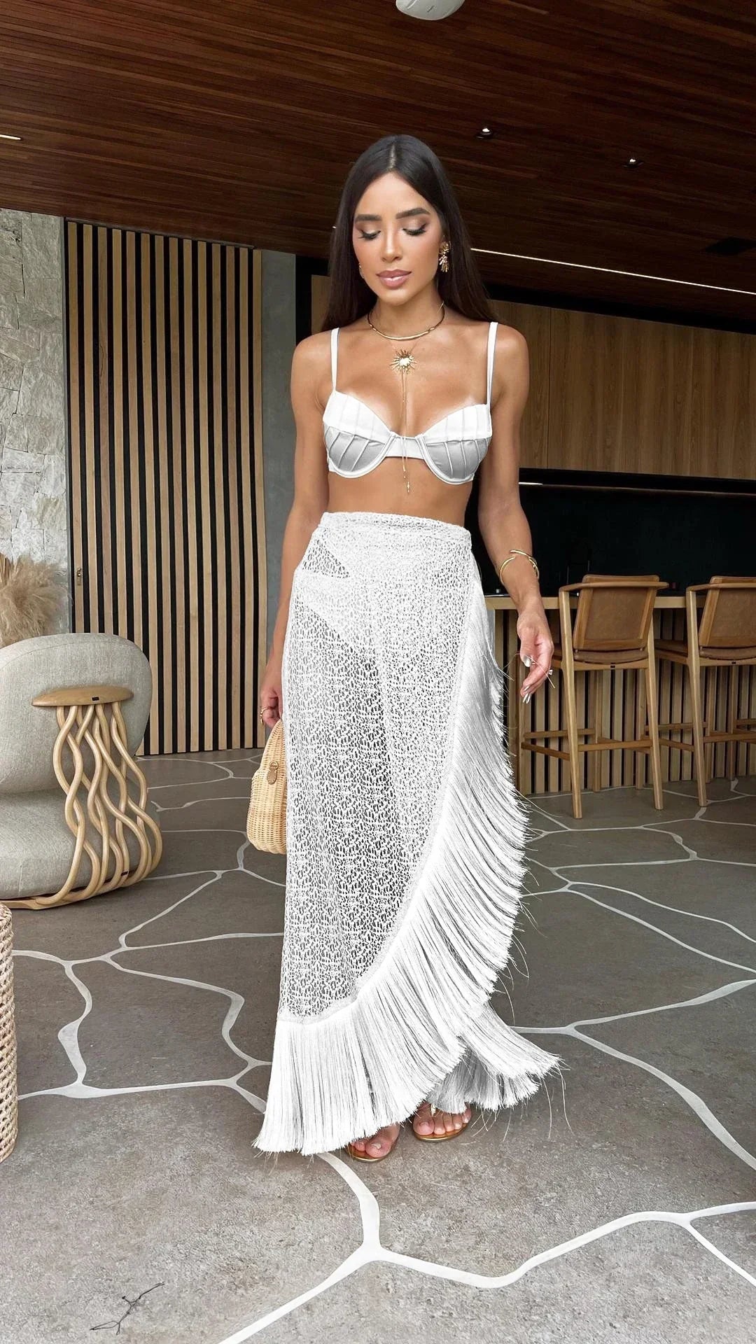 Elisa Raffiniertes Strandoutfit mit Spitzenrock & eleganten Fransen | Bohemian & Chic