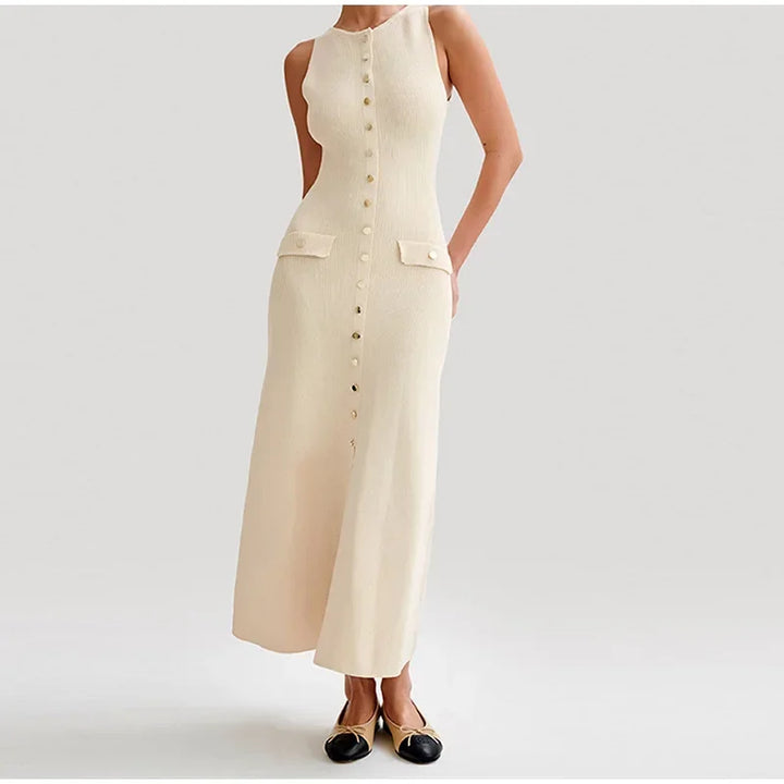 Élodie | Langes Strickkleid mit goldenen Knöpfen und eleganten Taschen