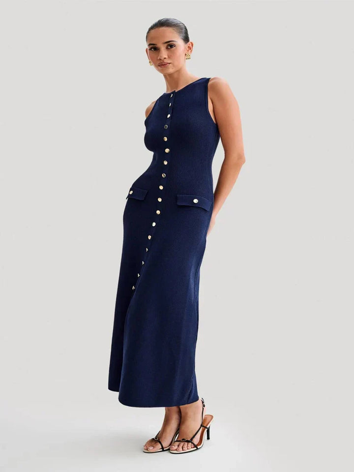 Élodie | Langes Strickkleid mit goldenen Knöpfen und eleganten Taschen