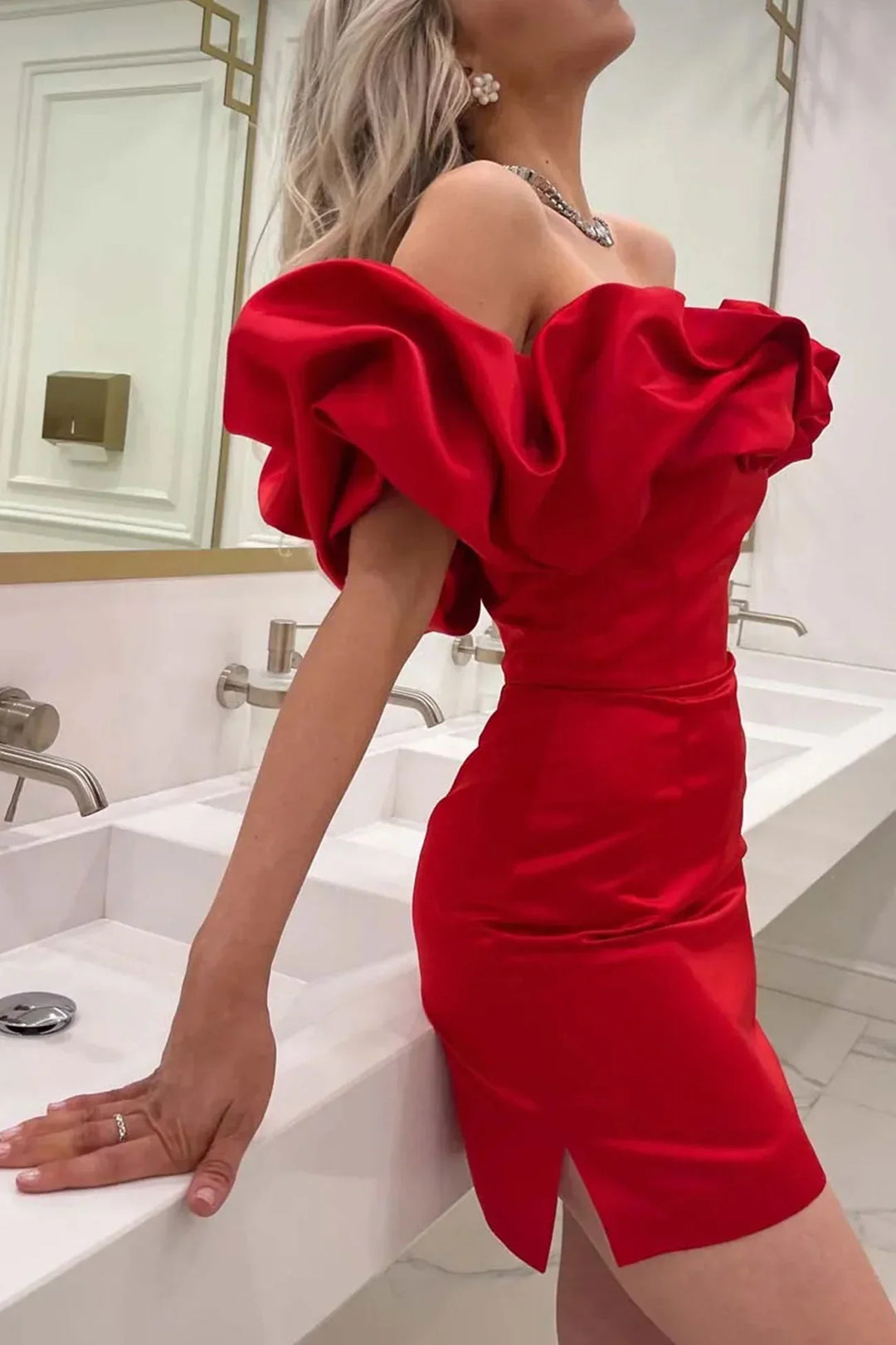 Alina Mini Satin-Kleid | Entblößte Schultern & Elegante Rüschen