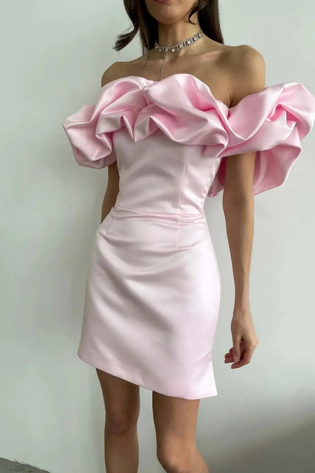 Alina Mini Satin-Kleid | Entblößte Schultern & Elegante Rüschen