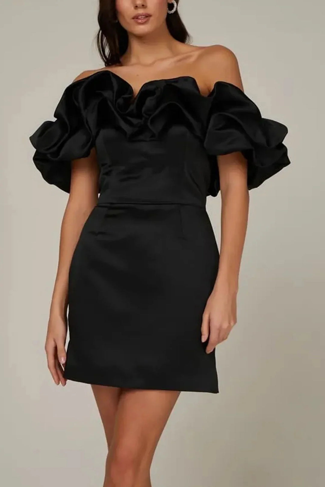 Alina Mini Satin-Kleid | Entblößte Schultern & Elegante Rüschen