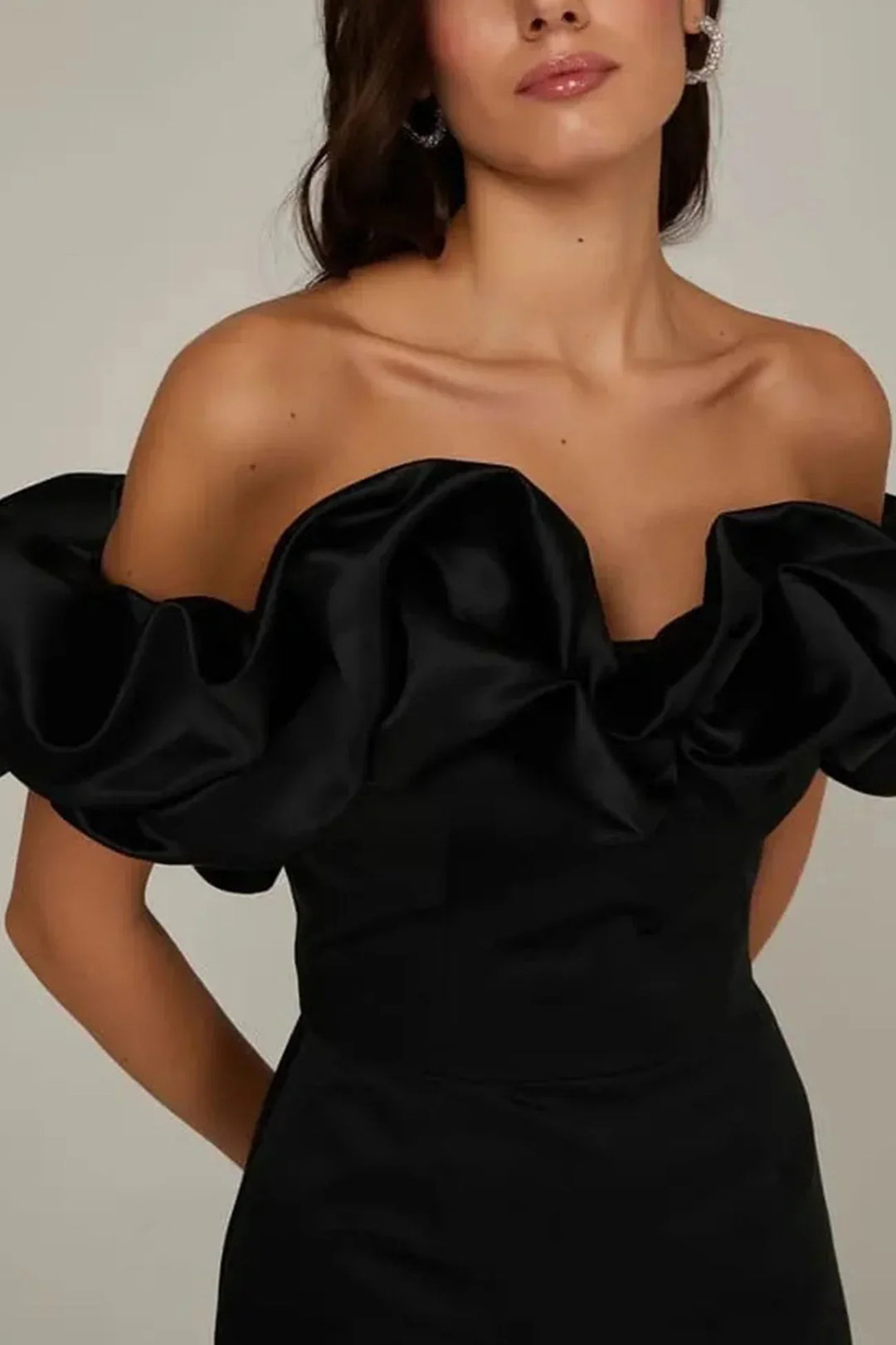 Alina Mini Satin-Kleid | Entblößte Schultern & Elegante Rüschen